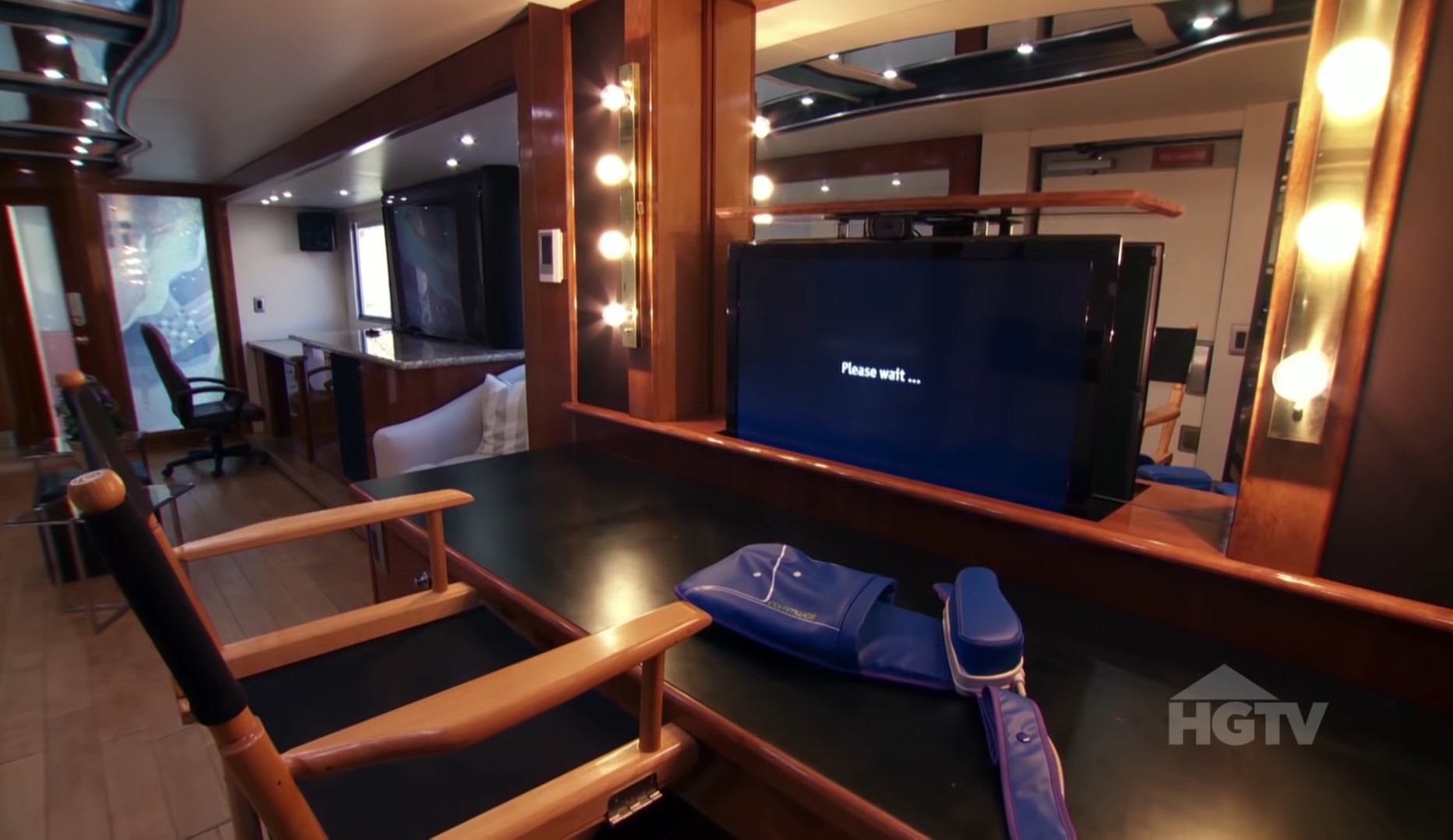 Два этажа, огромная спальня и медицинский кабинет: как выглядит дом на колесах за два миллиона