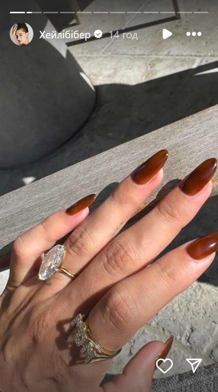 Каблучка зі словом "мама". Дружина Бібера після пологів вразила ефектною прикрасою (фото)