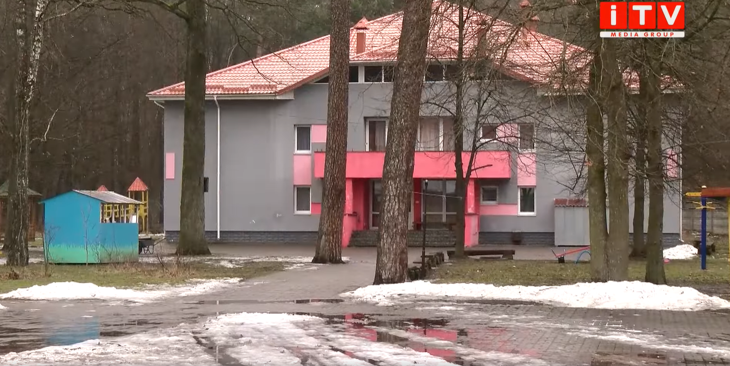 Под Ровно мать 5 месяцев держала сына взаперти в комнатушке без окон: на ночь ставила ведро