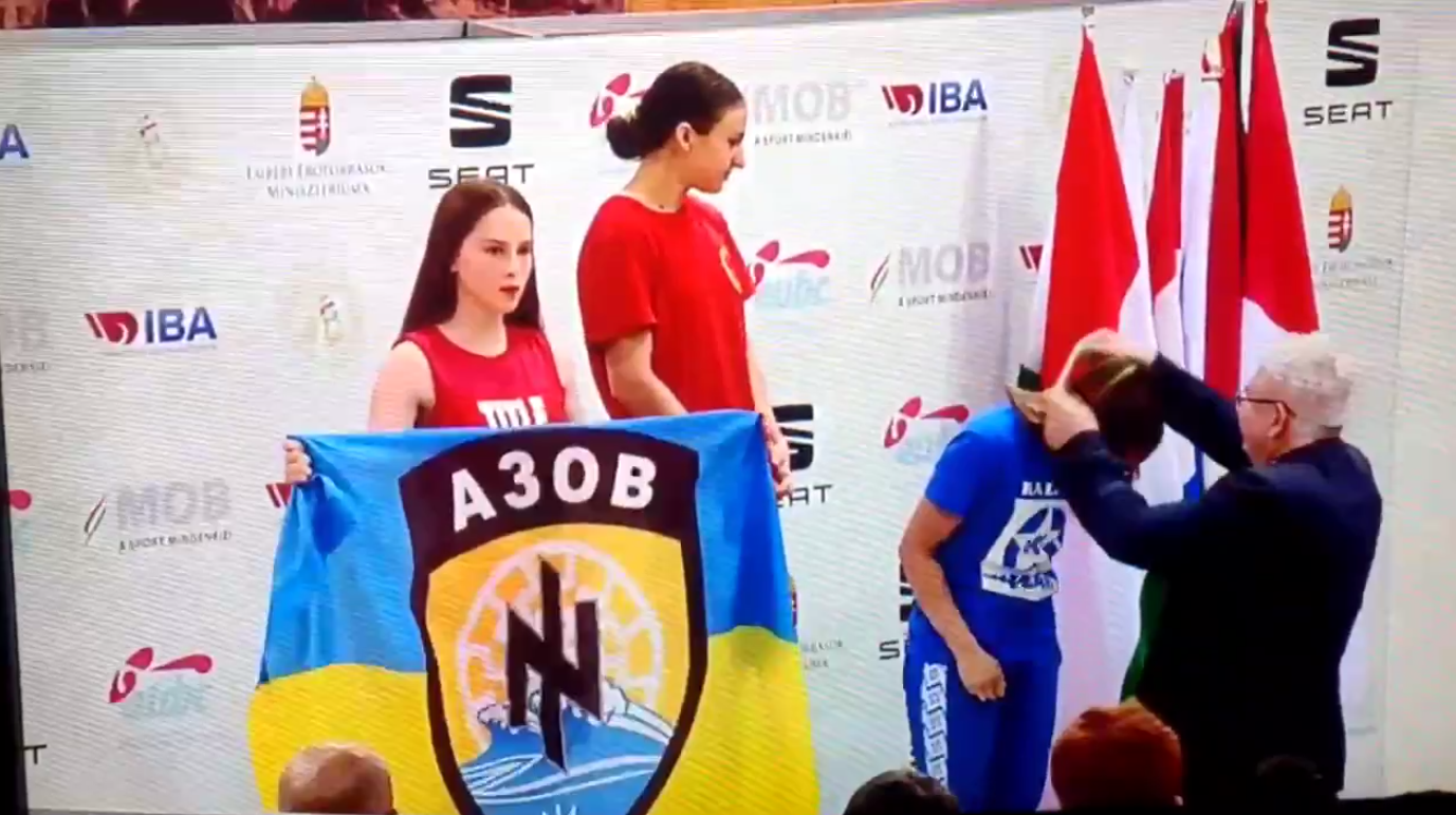 16-летняя украинка на турнире по боксу в Венгрии на пьедестале подняла флаг "Азова"