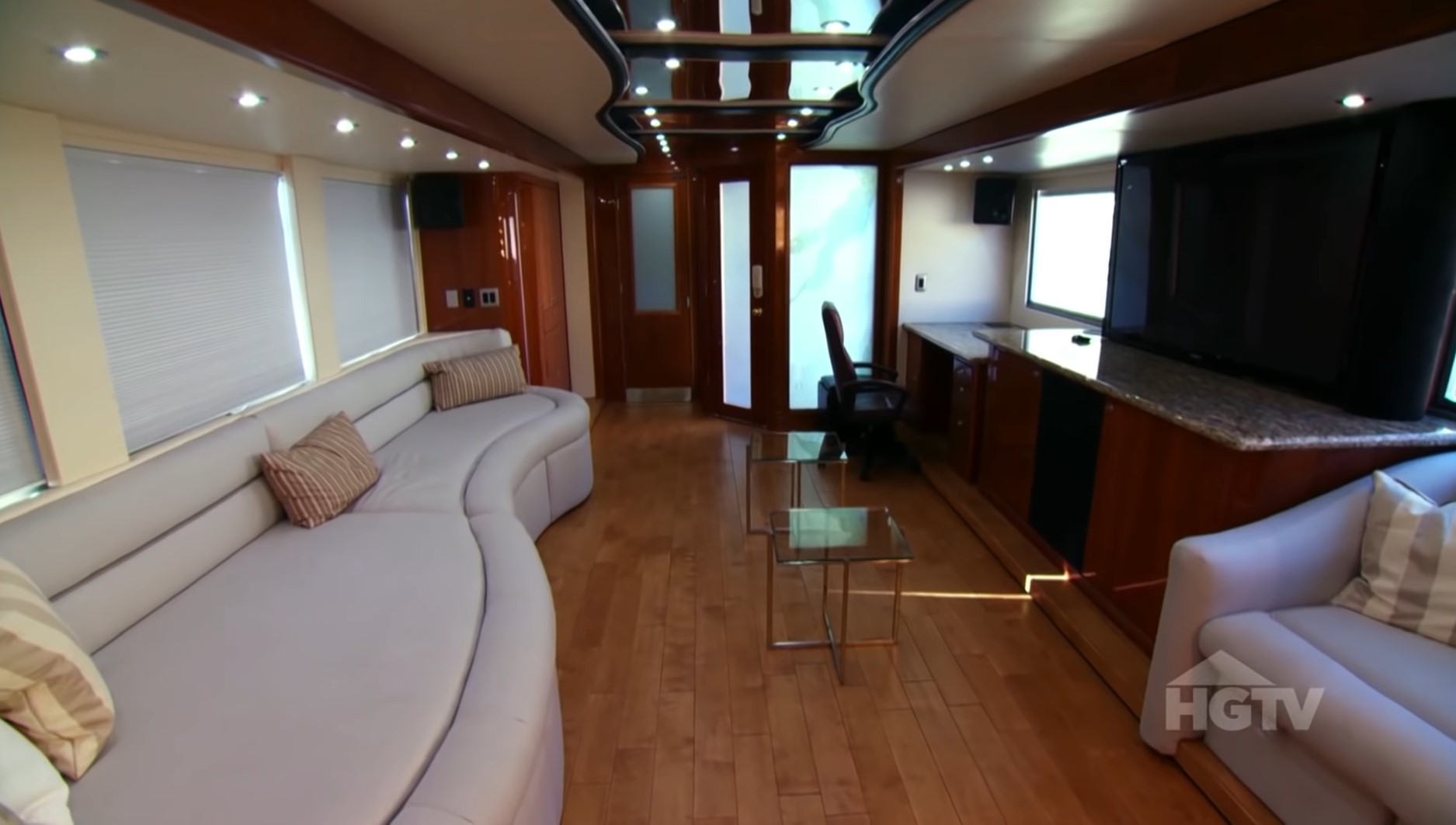 Два этажа, огромная спальня и медицинский кабинет: как выглядит дом на колесах за два миллиона