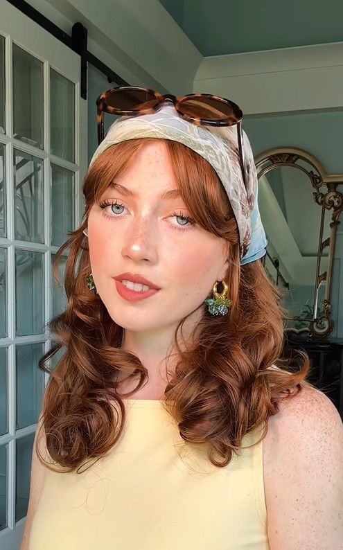 Як носити шовкову хустку влітку, щоб виглядати стильно: 3 ідеї, які легко повторити (відео)