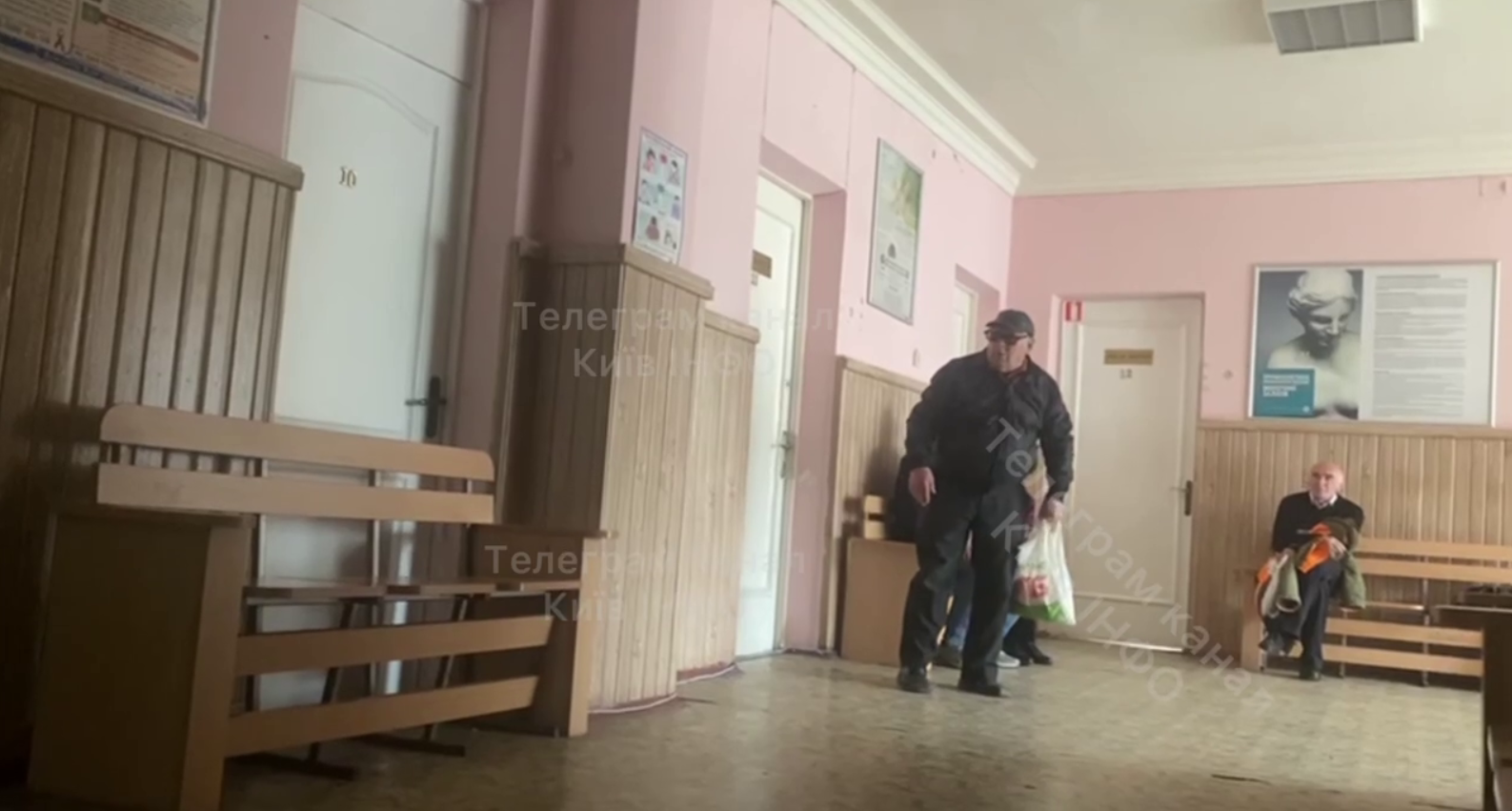 Умолял на коленях перед кабинетом: в поликлинике Киева не приняли больного дедушку (видео)