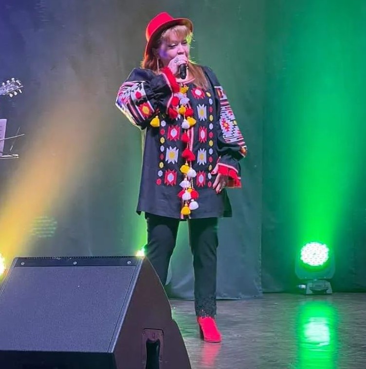 Викладачка вокалу, мама і бабуся: як сьогодні виглядає колишня дружина Іво Бобула Лілія Сандулесу (фото)