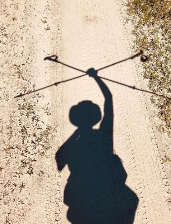 Офіціант із Києва пішки дійшов до Запоріжжя, щоб зібрати мільйон для ЗСУ: історія подорожі волонтера