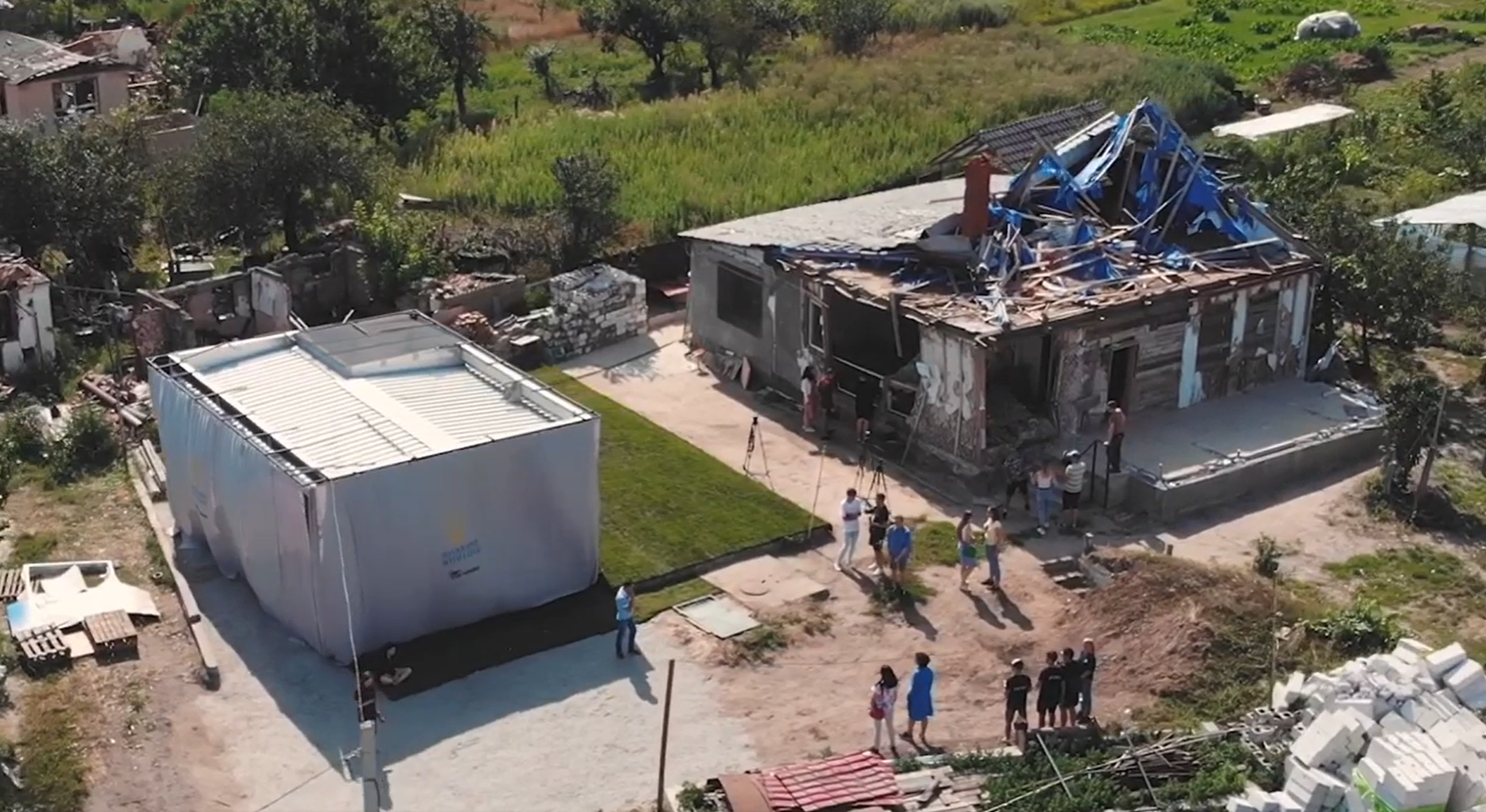 У США школярі зібрали гроші на модульні будинки для українців, і приїхали в Макарів для зведення