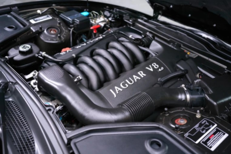 Ричард Гир выставил на продажу свой роскошный Jaguar ради украинцев: как выглядит авто