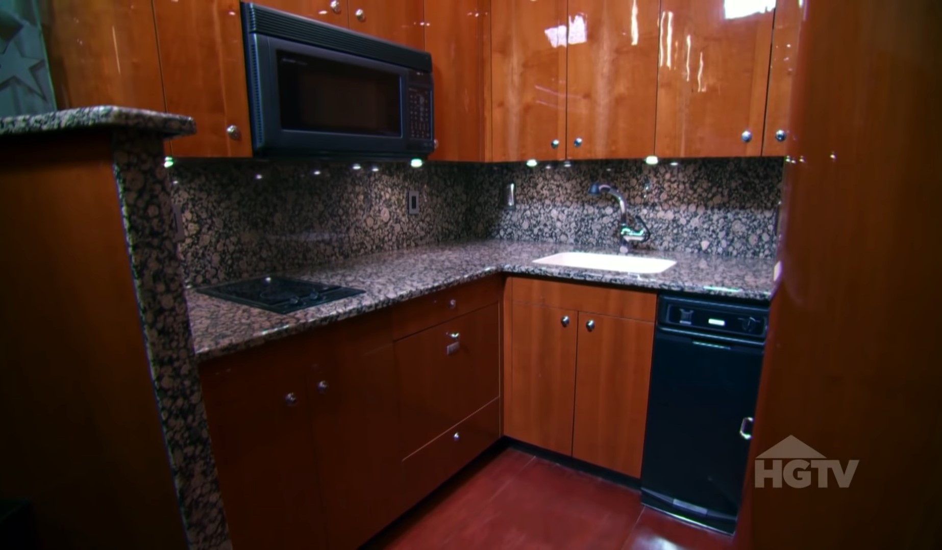 Два этажа, огромная спальня и медицинский кабинет: как выглядит дом на колесах за два миллиона