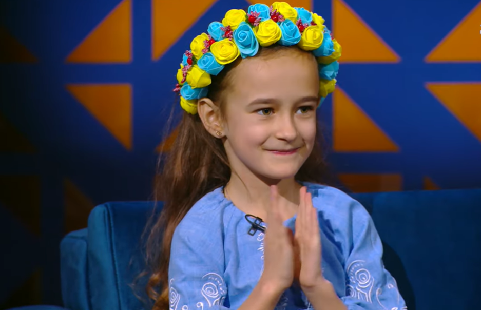 7-летняя украинка купила для воинов ВСУ 4 авто, дроны и Starlink, делая веночки (видео и фото)