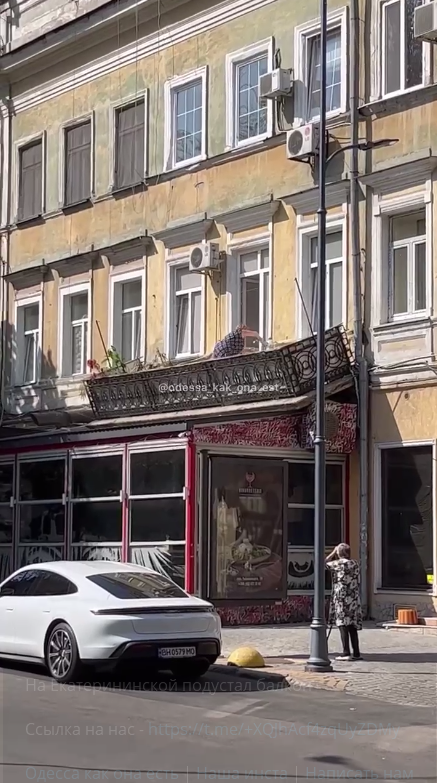 У центрі Одеси впав балкон з власницею квартири в будинку-пам'ятці архітектури (фото)