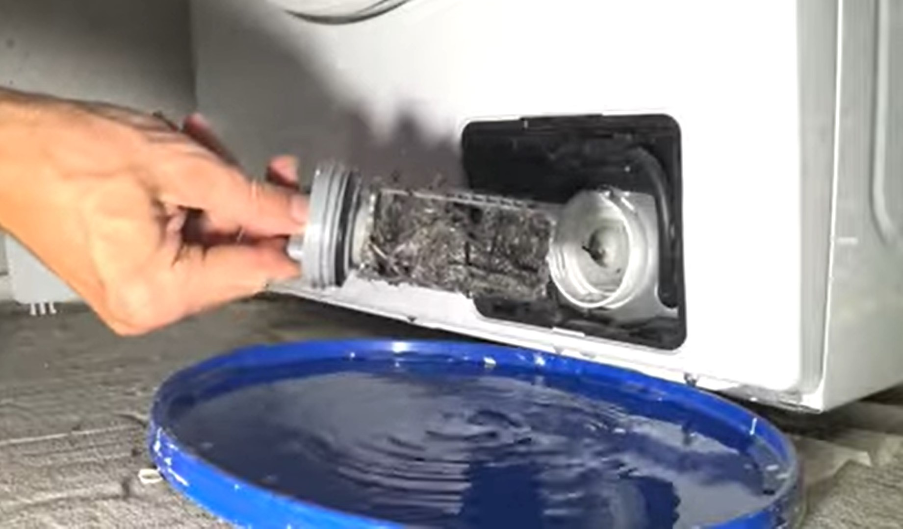 Пральна машина не зливає воду і не віджимає: рішення за 2 хвилини і жодних витрат