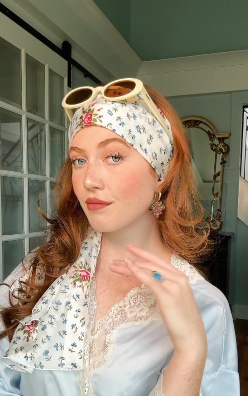 Як носити шовкову хустку влітку, щоб виглядати стильно: 3 ідеї, які легко повторити (відео)