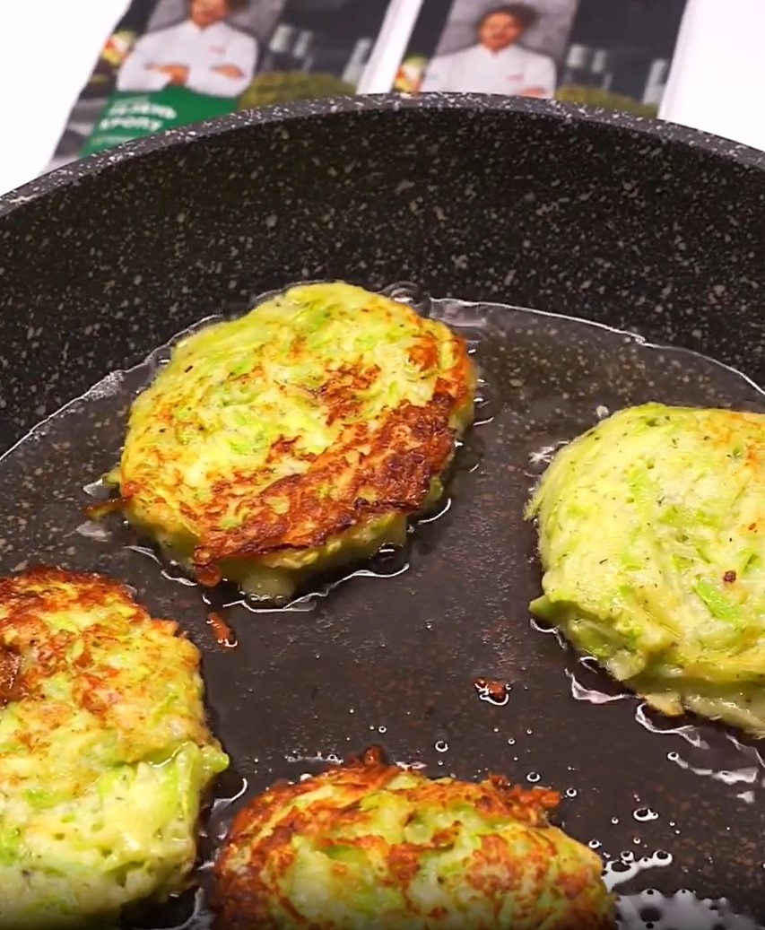 Жарим быстрые кабачковые оладьи: Клопотенко добавил ингредиент для взрывного вкуса