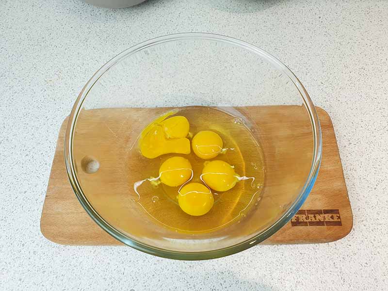 Клопотенко дал рецепт роскошной шарлотки с яблоками и секретным ингредиентом: готовим за 30 минут!