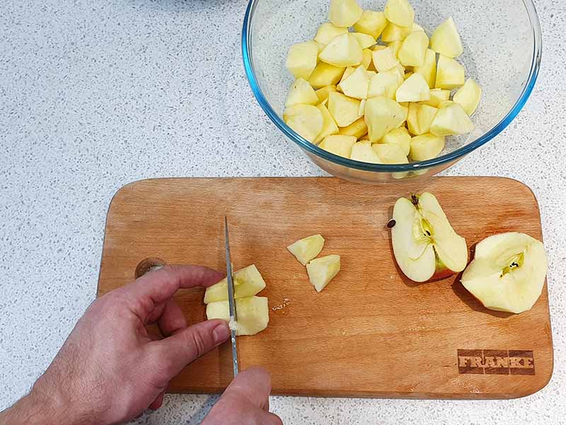 Клопотенко дал рецепт роскошной шарлотки с яблоками и секретным ингредиентом: готовим за 30 минут!