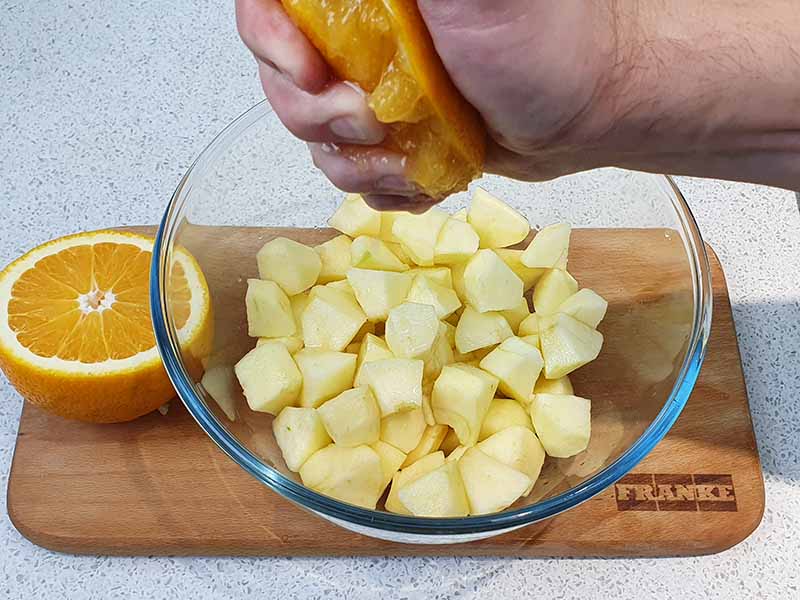 Клопотенко дал рецепт роскошной шарлотки с яблоками и секретным ингредиентом: готовим за 30 минут!