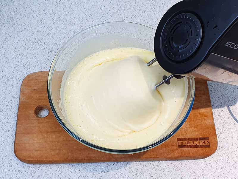 Клопотенко дал рецепт роскошной шарлотки с яблоками и секретным ингредиентом: готовим за 30 минут!