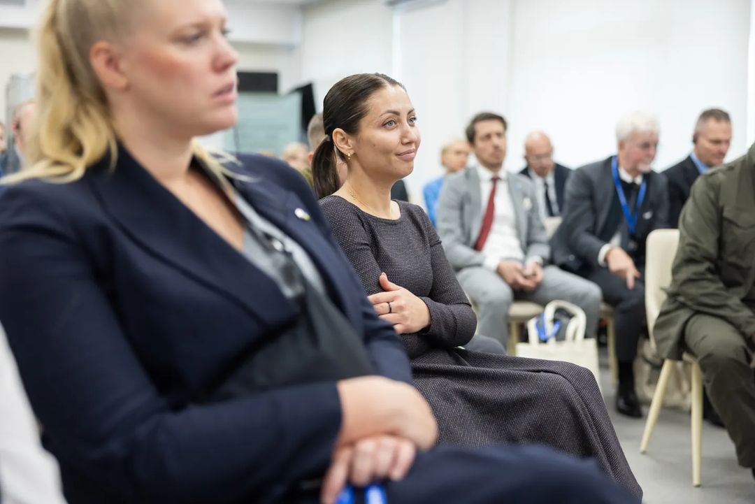 В костюме и с символической брошью. Елена Зеленская во время встречи показала новый стильный образ