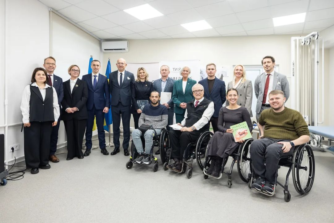 В костюме и с символической брошью. Елена Зеленская во время встречи показала новый стильный образ