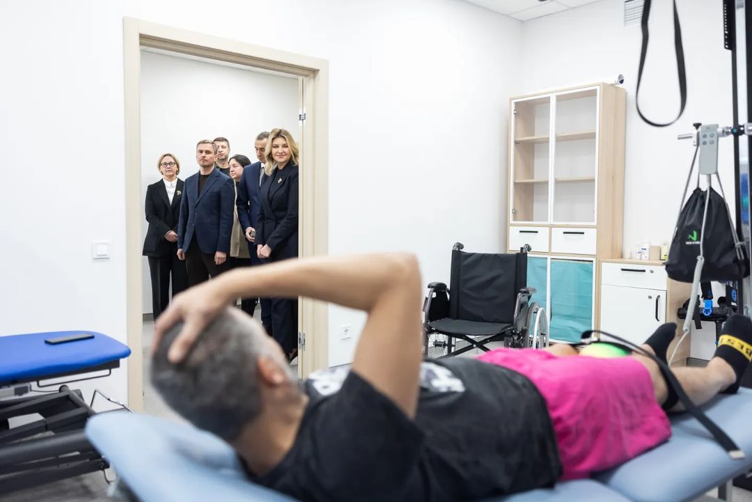 В костюме и с символической брошью. Елена Зеленская во время встречи показала новый стильный образ