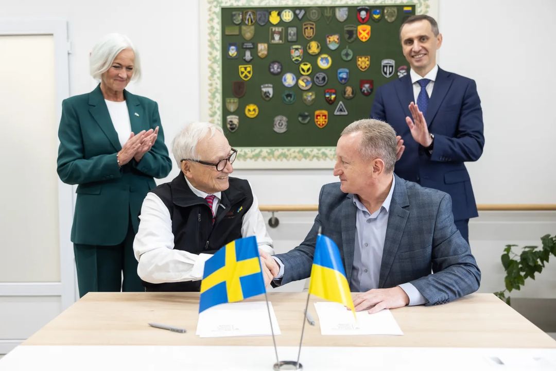 У костюмі та з символічною брошкою. Олена Зеленська під час зустрічі показала новий стильний образ