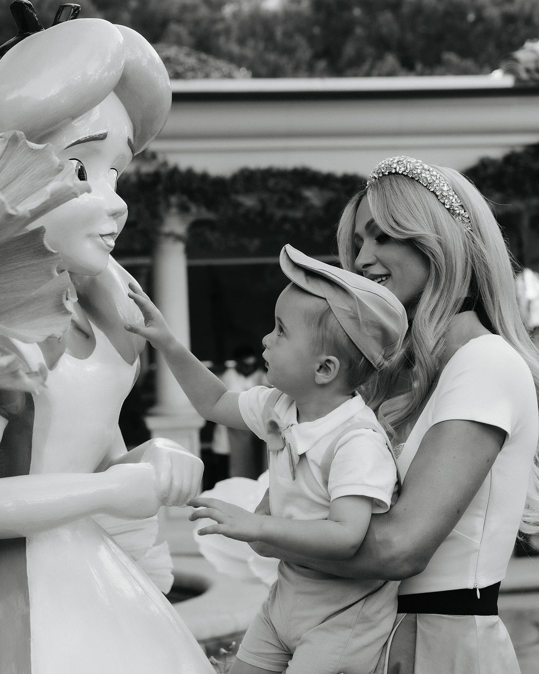 "Весь мой мир": Пэрис Хилтон растрогала сеть семейными кадрами с детьми