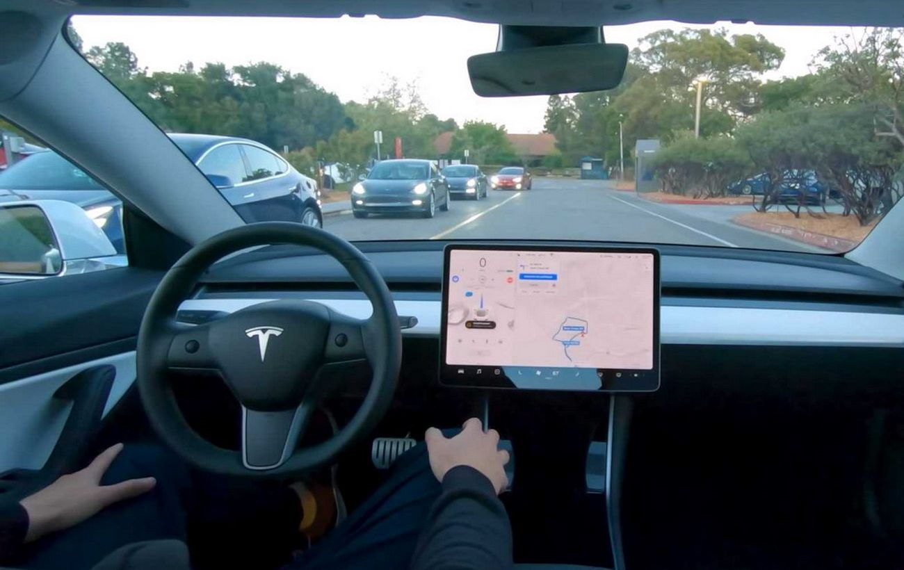 Ігнорують знак "Стоп": Tesla відкликає 54 тисячі електромобілів через несправність автопілота