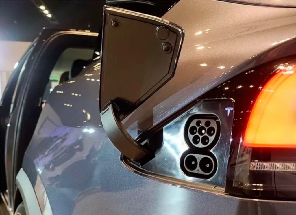 Матричные фары и новый зарядный разъем: Tesla обновила флагманский электромобиль Model S