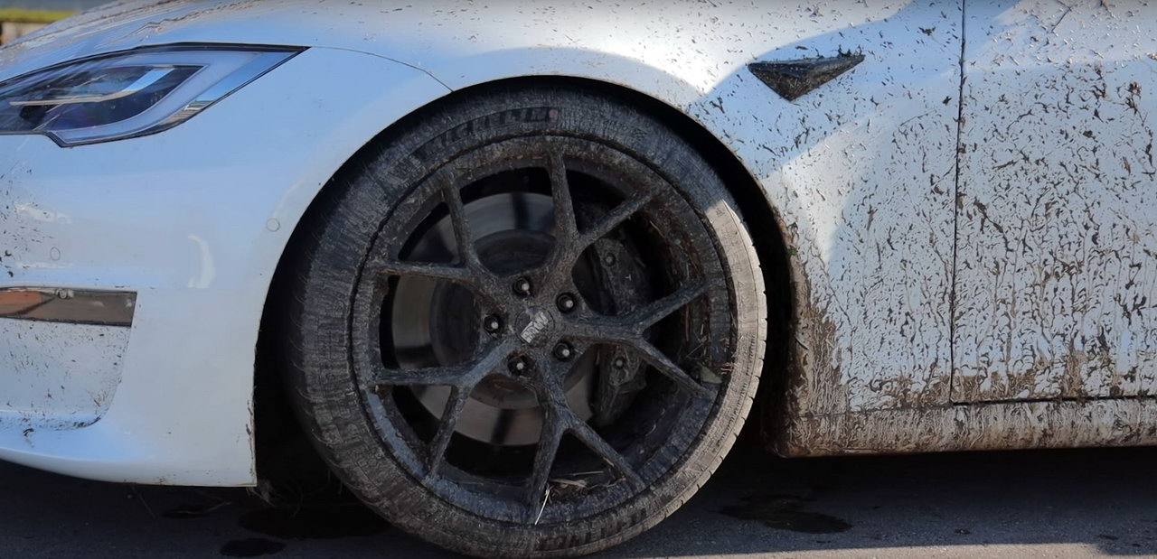 Слабые тормоза: самая мощная Tesla Model S Plaid попала в аварию на гоночном треке