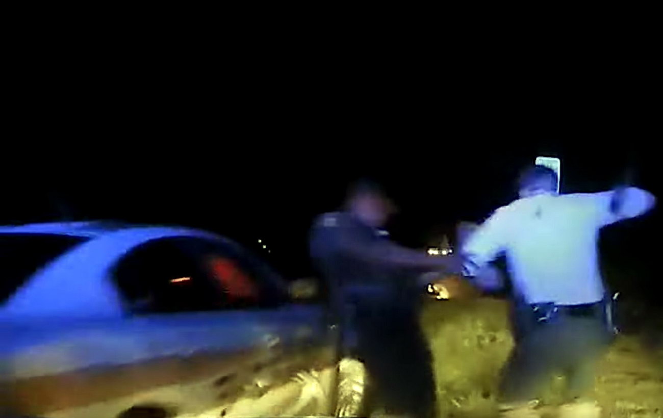 Пока водитель смотрел фильм: Tesla на автопилоте врезалась в полицейский автомобиль