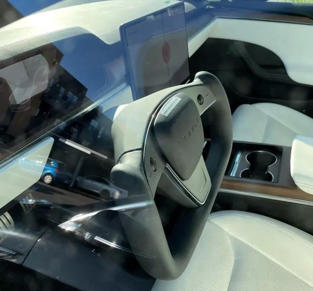 Все как у людей: Tesla поставила обычный клаксон на свой революционный штурвал