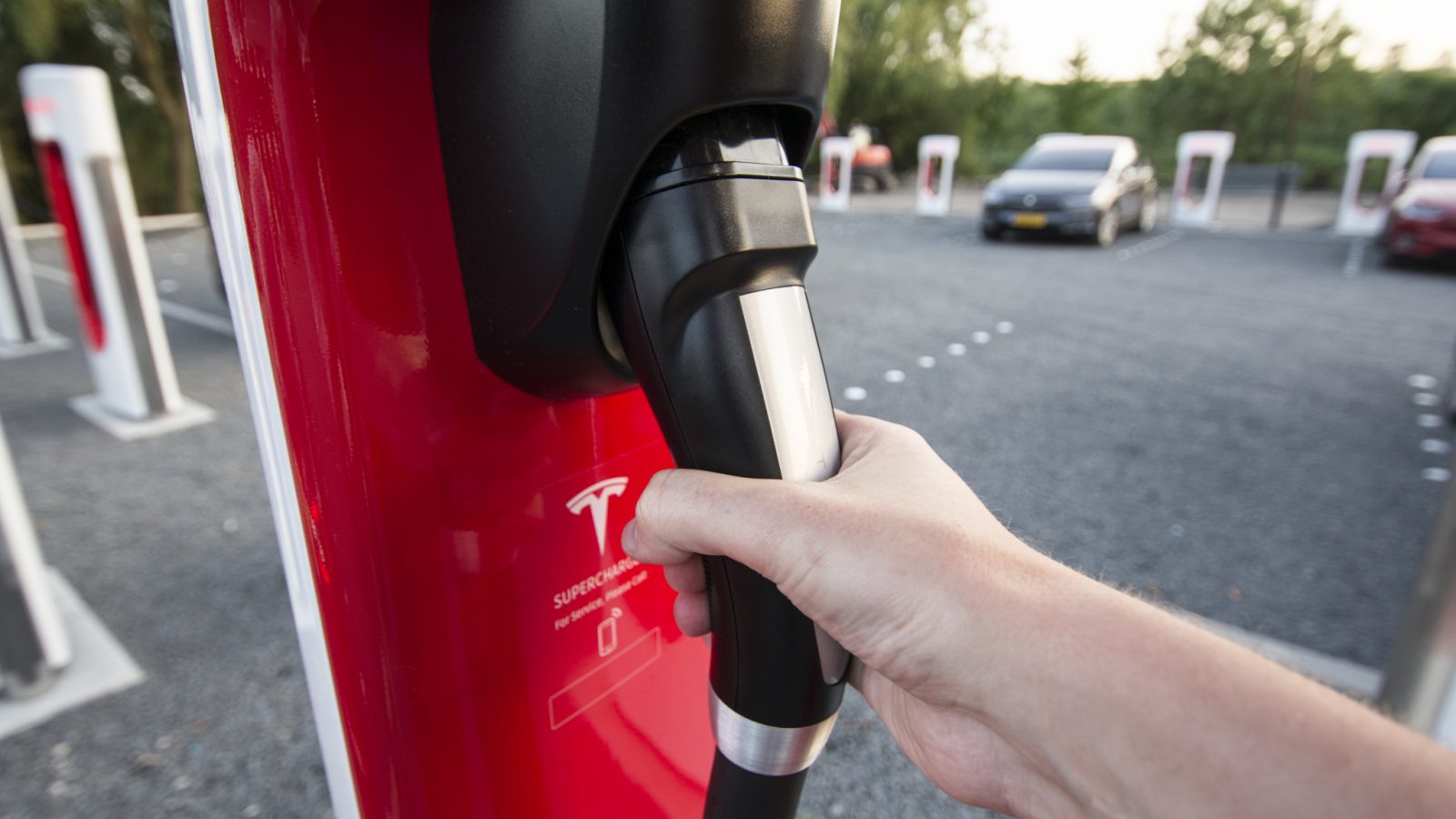 Електричний кросовер VW ID.5 та зарядки Tesla Supercharger всім охочим. Головне зі світу авто