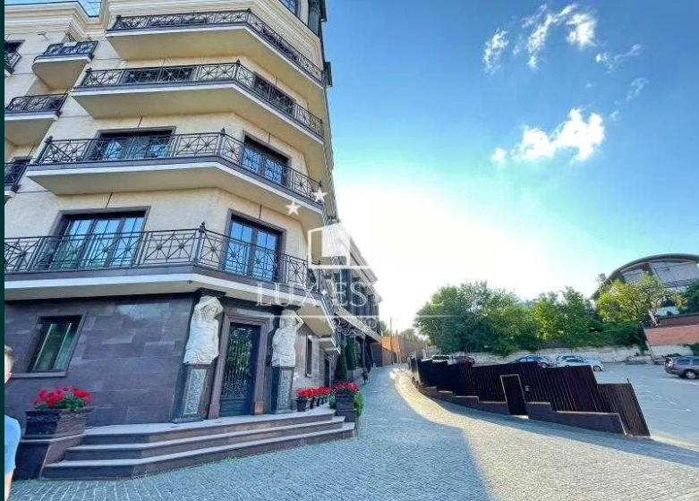 В Киеве продают квартиру "для любителей роскоши": сумма шокирует