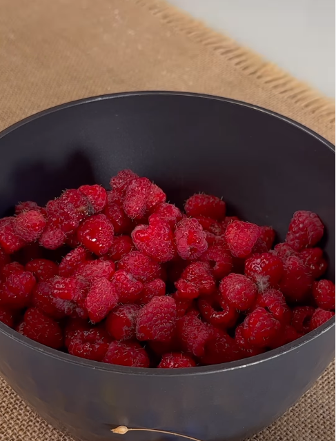 Найкращий варіант побалувати родину. Тримайте рецепт сінабонів з малиновою начинкою