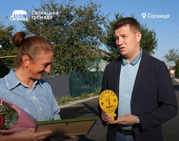 В Черниговской области мама погибшего военного заасфальтировала дорогу на улице, которая носит имя ее сына