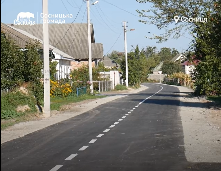 В Черниговской области мама погибшего военного заасфальтировала дорогу на улице, которая носит имя ее сына