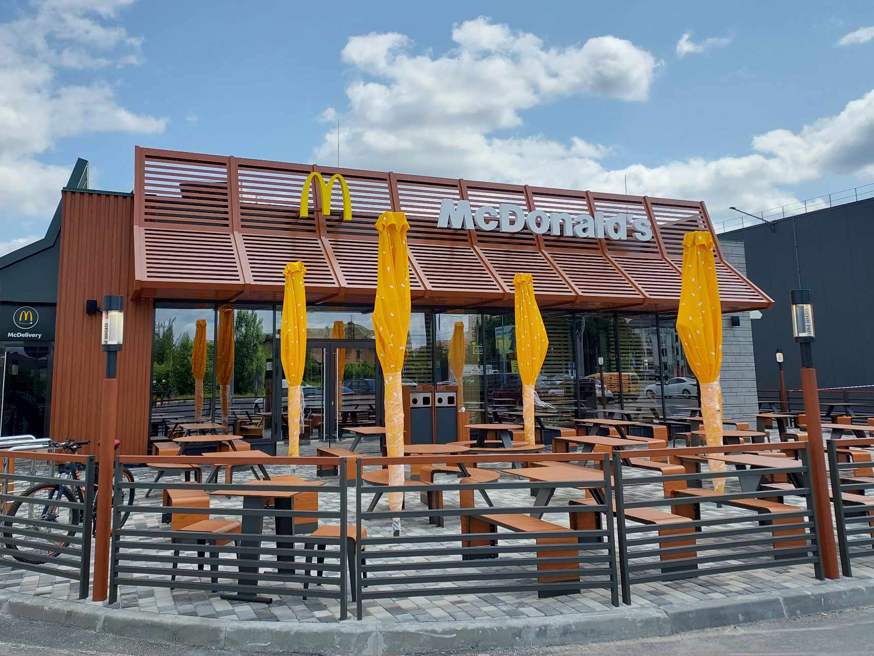 Під Києвом відкрили новенький McDonald's: де знаходиться та як виглядає