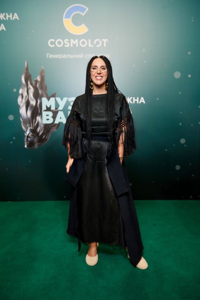 От платья из кусков до эко-кожи: в каких брендах звезды появились на премии MUZVAR AWARDS