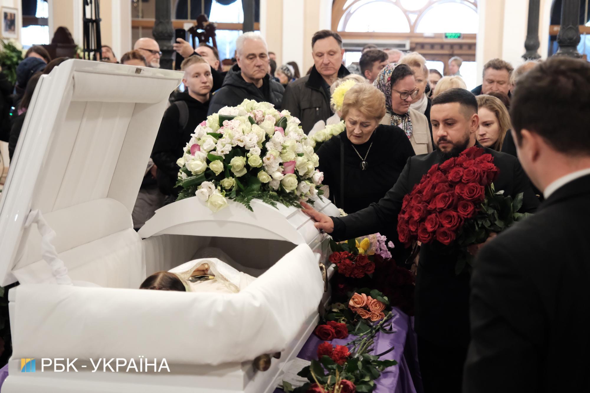 Українські зірки та політики прийшли віддати шану Ніні Матвієнко: чуттєві фото з церемонії прощання