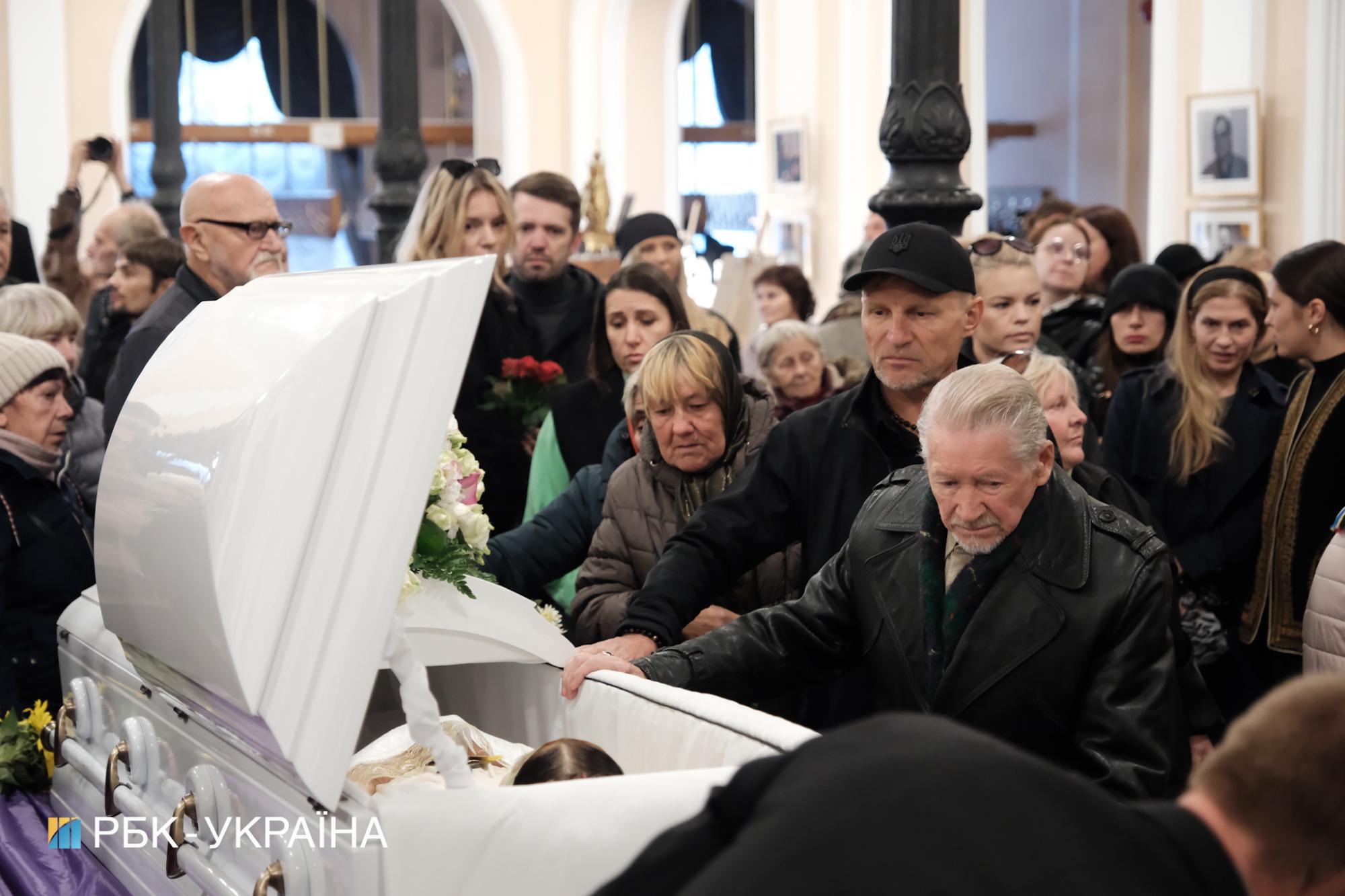 Українські зірки та політики прийшли віддати шану Ніні Матвієнко: чуттєві фото з церемонії прощання