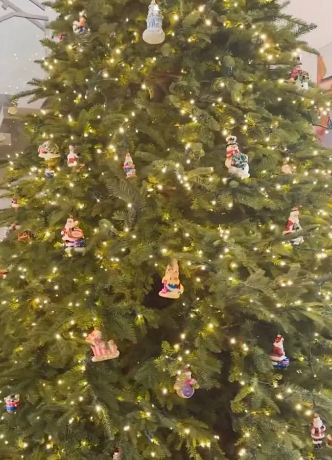 Джей Ло, Ким Кардашьян и другие звезды показали, как украсить дом к Рождеству