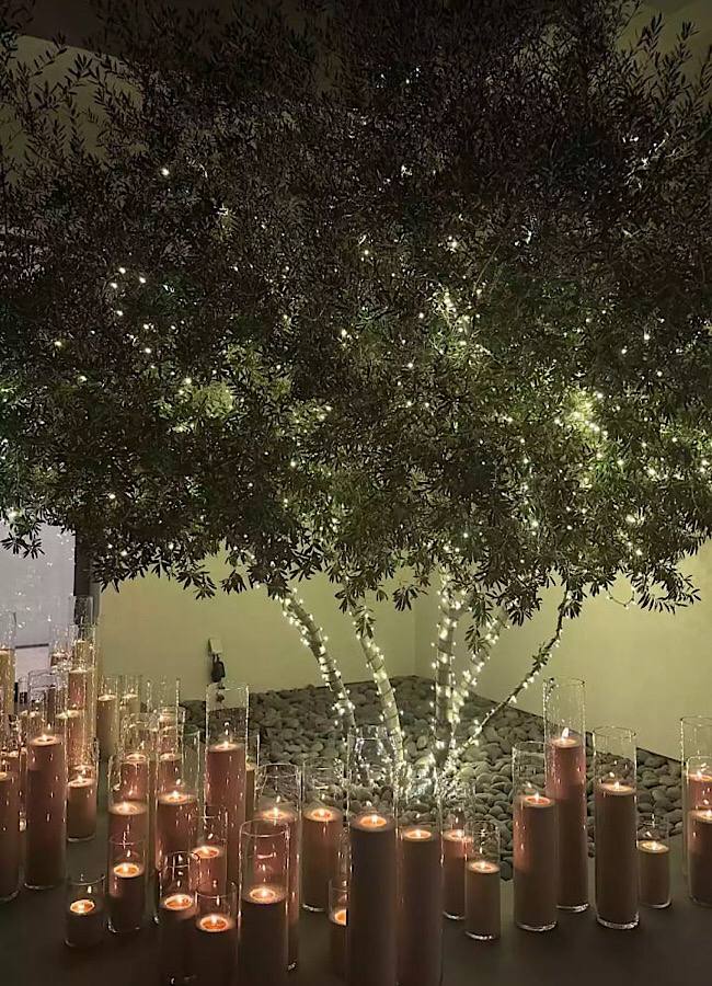 Джей Ло, Ким Кардашьян и другие звезды показали, как украсить дом к Рождеству