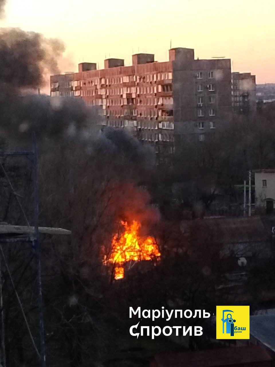 В Маріуполі між житловими будинками розірвався боєкомплект росіян rqiqruiqduiqezzrz