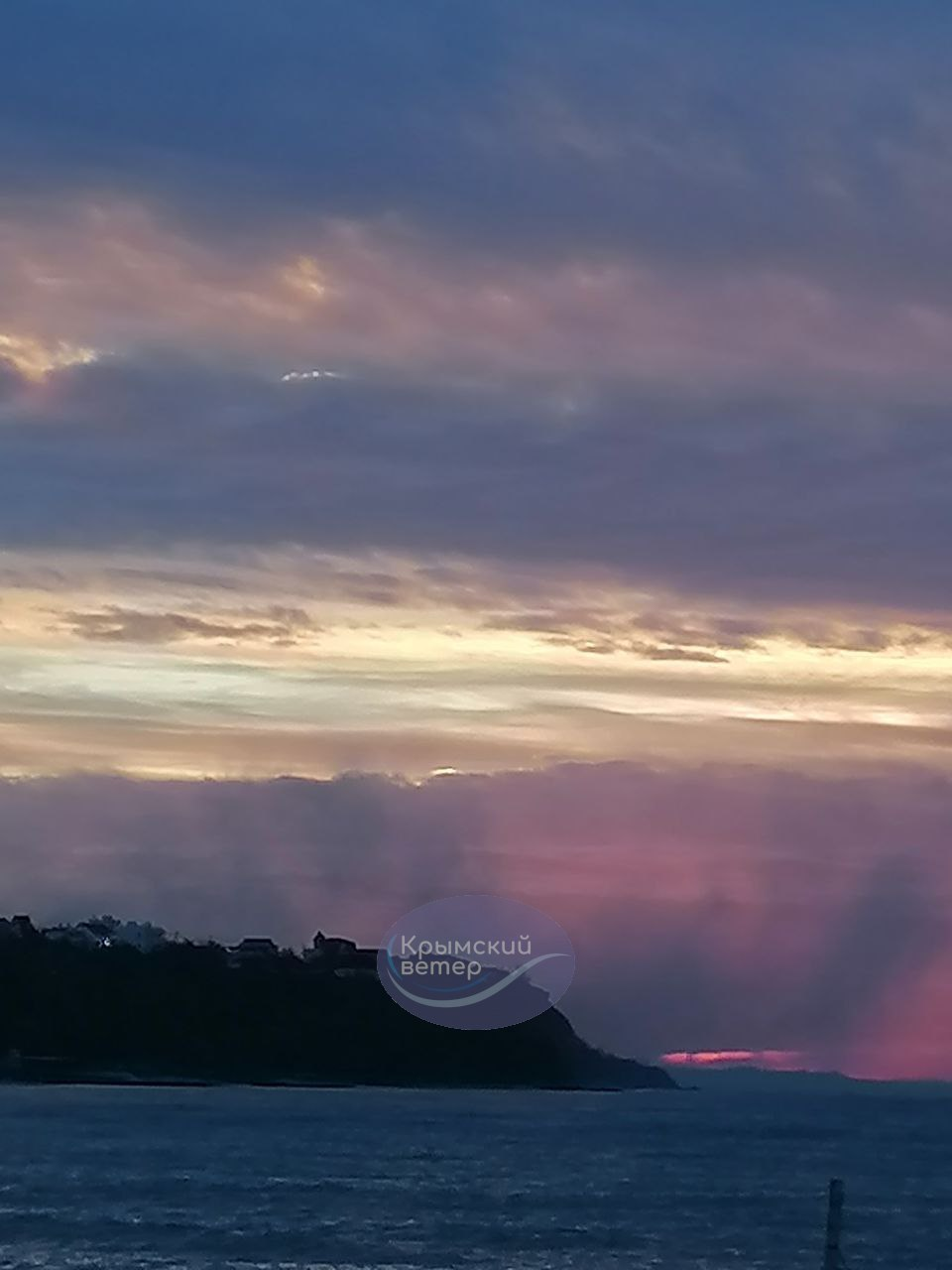 У Криму лунають вибухи, росіяни жаліються на "масовану атаку": що відомо