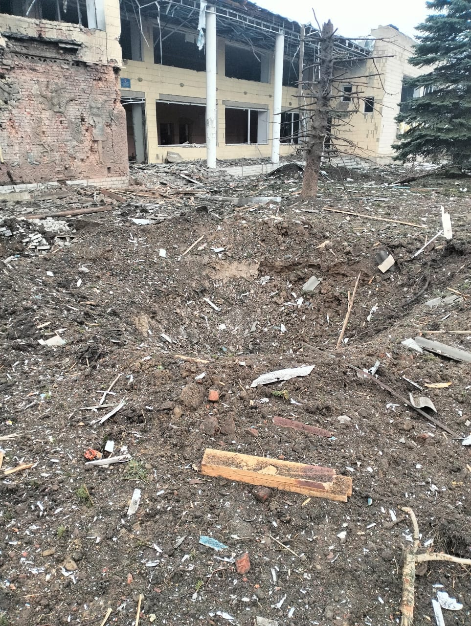 Росіяни розбомбили центр Великої Писарівки, цивільних закликали евакуюватись
