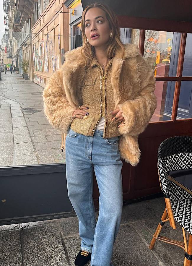 Ріта Ора засвітилась на вулицях Парижу у шубці від українського бренду (фото)