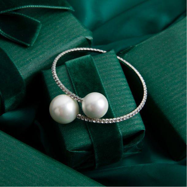 Букингемский дворец показал уникальную коллекцию королевских напитков, ювелирных изделий и не только