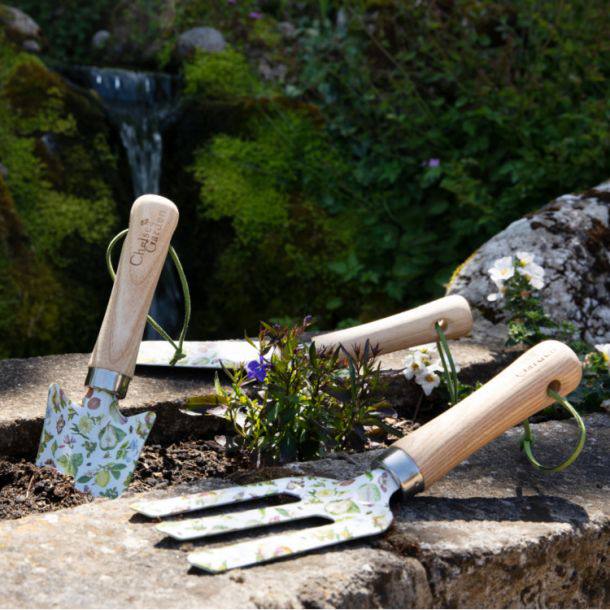 Букингемский дворец показал уникальную коллекцию королевских напитков, ювелирных изделий и не только