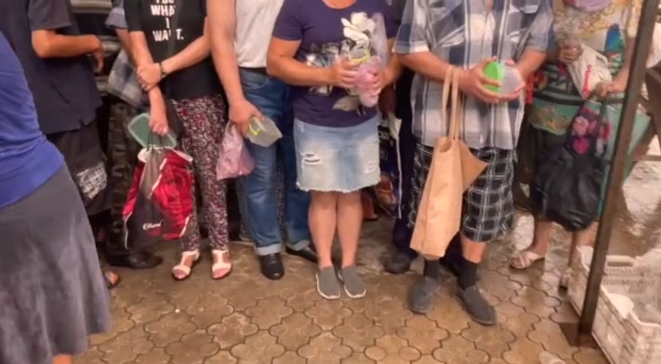 Воду набирають з імпровізованих "колодязів": у Маріуполі люди стоять у величезних чергах за їжею