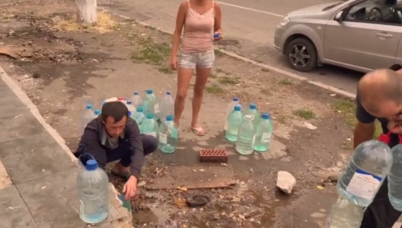 Воду набирають з імпровізованих "колодязів": у Маріуполі люди стоять у величезних чергах за їжею